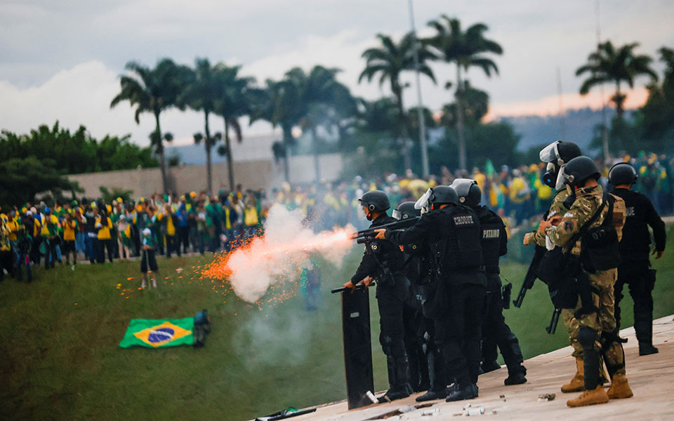 Βραζιλία: Οι δυνάμεις ασφαλείας «έθεσαν υπό τον έλεγχό τους» τα κυβερνητικά κτίρια – Οργή από Λούλα για την εισβολή-3