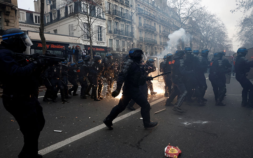 Γαλλία: Ένα εκατομμύριο διαδηλωτές αποδοκίμασαν τη μεταρρύθμιση του συνταξιοδοτικού συστήματος-1
