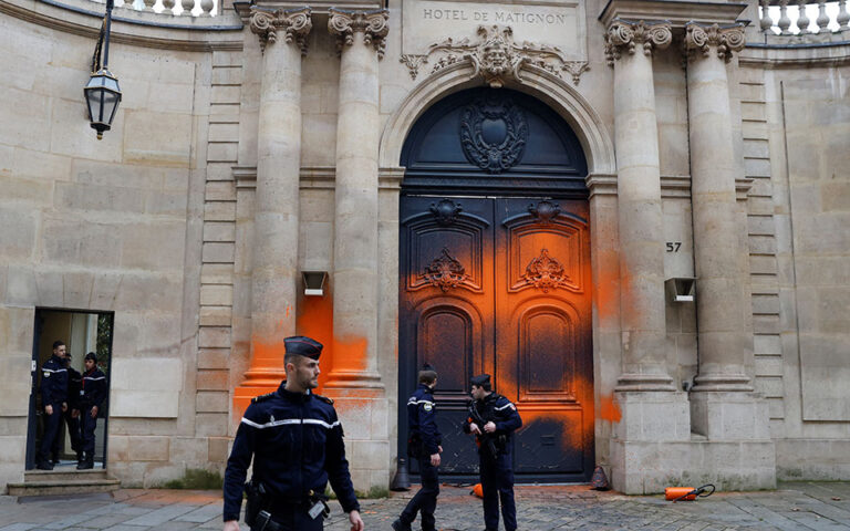 Γαλλία: Ακτιβιστές έβαψαν με πορτοκαλί μπογιά την πόρτα του πρωθυπουργικού μεγάρου