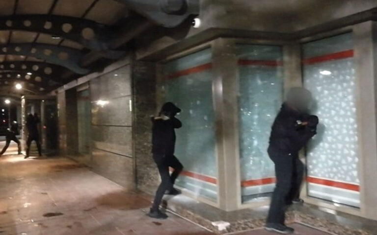 Επίθεση του Ρουβίκωνα σε γραφεία εταιρείας στη Ν. Σμύρνη (βίντεο)