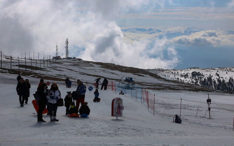 «Άσπρη μέρα» είδαν τα χιονοδρομικά στη βόρεια Ελλάδα (βίντεο)