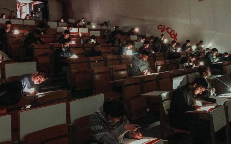 Κακοκαιρία: Φοιτητές στο ΕΜΠ έδωσαν εξετάσεις στο σκοτάδι