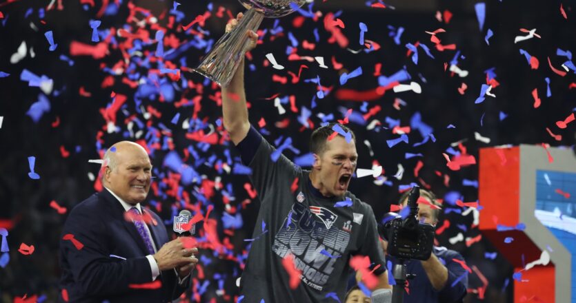 Με επτά κατακτήσεις Super Bowl και πέντε τίτλους MVP, ο Τομ Μπρέιντι, ο οποίος φέτος ανακοίνωσε την αποχώρησή του από τα γήπεδα, θεωρείται ένας θρύλος του ποδοσφαίρου στις ΗΠΑ. Το όνομά του έγινε συνώνυμο του Super Bowl για τους Αμερικανούς. Φωτ. Chang W. Lee / The New York Times