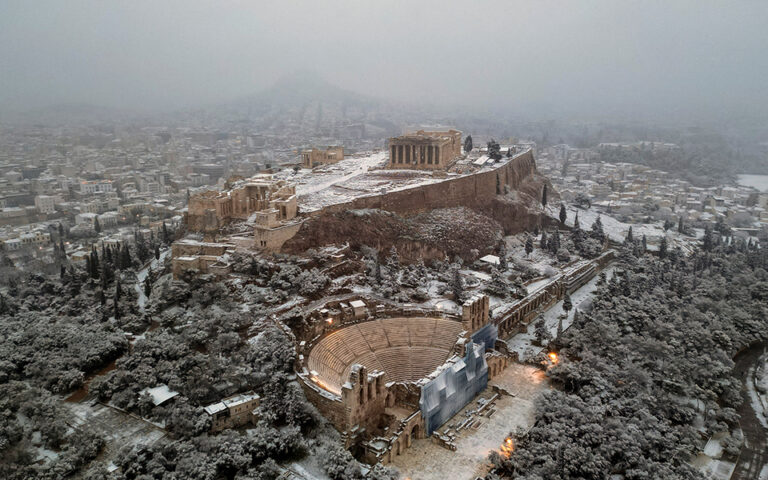 Η χιονισμένη Αθήνα από ψηλά – Μαγευτική η Ακρόπολη (βίντεο)