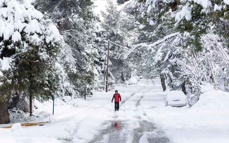 «Το χιόνι έφτασε μέχρι τη θάλασσα» – Έντονες χιονοπτώσεις για ακόμη 48 ώρες σε Στερεά Ελλάδα και Μαγνησία