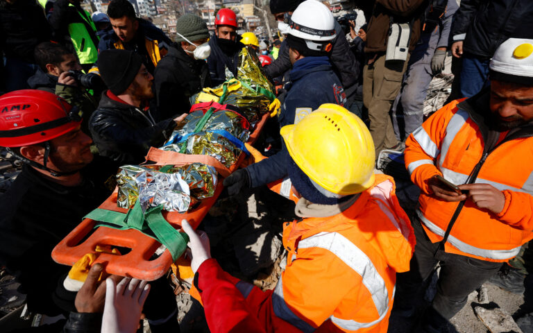 Τουρκία: Δύο άνδρες βγαίνουν ζωντανοί από τα ερείπια 261 ώρες μετά τον σεισμό