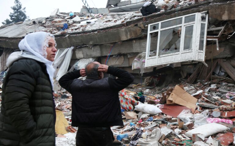 Σεισμός σε Τουρκία και Συρία: «Απόψε θα κοιμηθούμε στις αλάνες, μέσα στα αυτοκίνητά μας»
