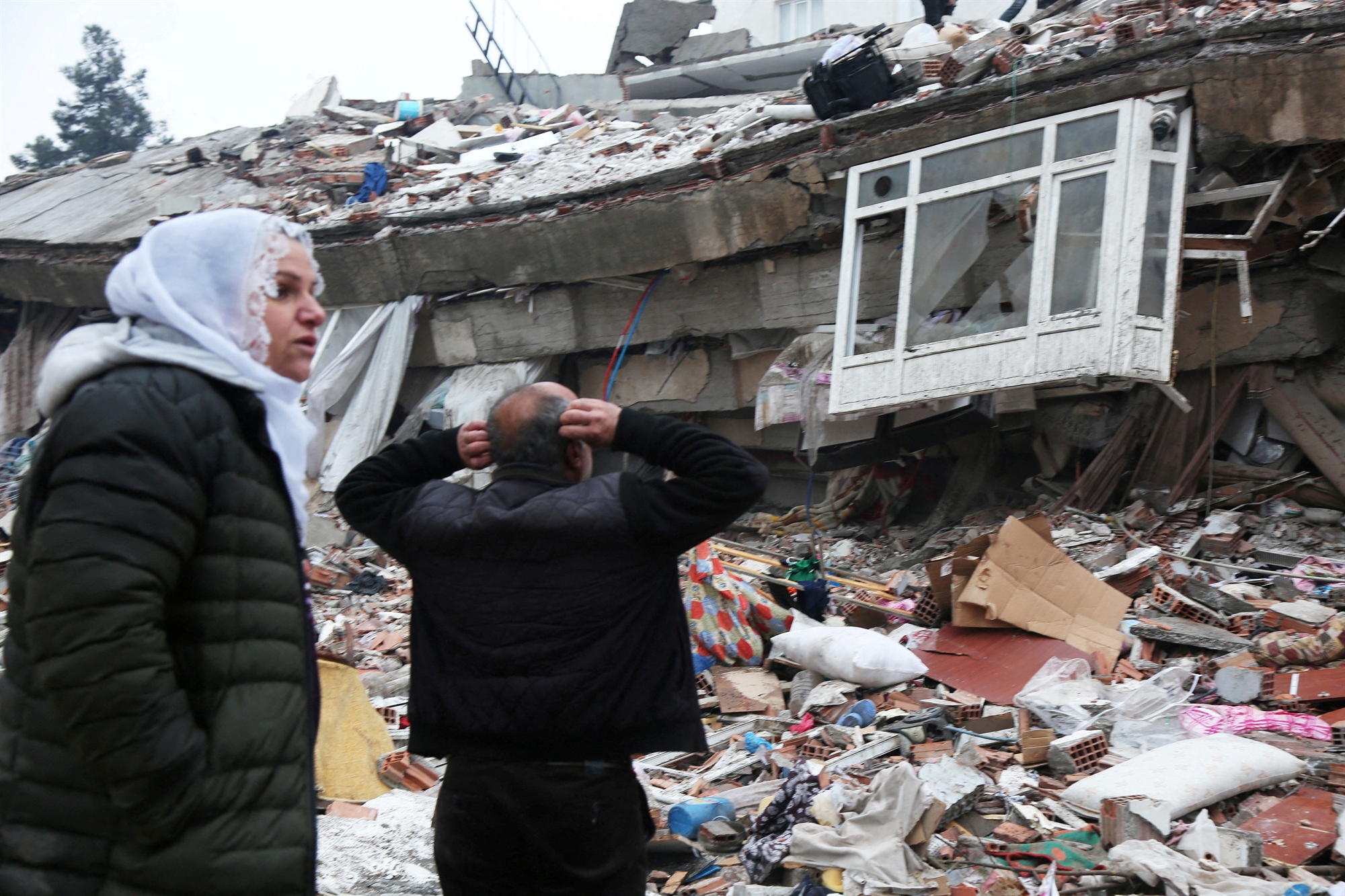 Σεισμός σε Τουρκία και Συρία: «Απόψε θα κοιμηθούμε στις αλάνες, μέσα στα αυτοκίνητά μας» | Η ΚΑΘΗΜΕΡΙΝΗ