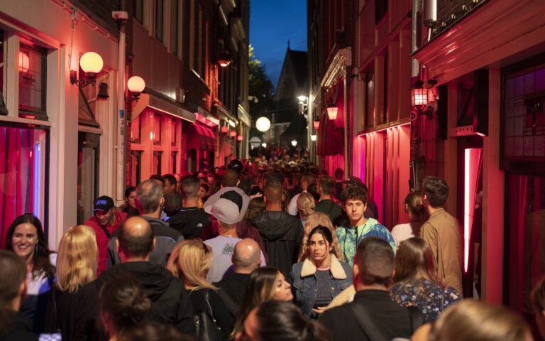 Άμστερνταμ: Τέλος η κατανάλωση κάνναβης στη γειτονιά των «Κόκκινων Φαναριών»
