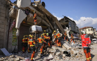 Σεισμός σε Συρία και Τουρκία: Ελπίδα στα χαλάσματα – Συνεχίζονται οι διασώσεις-5