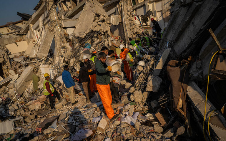 Σεισμός στην Τουρκία: Πάνω από 100 συλλήψεις εργολάβων για τα «χάρτινα» κτίρια – Ερευνες από ειδικές μονάδες