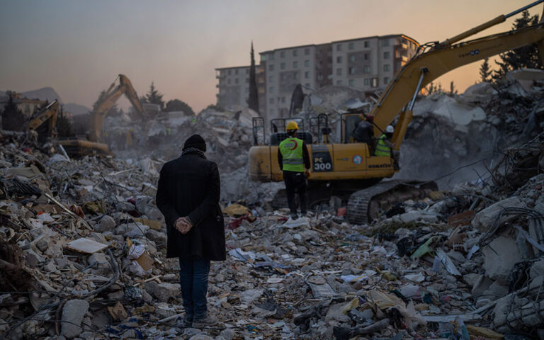 Τουρκία: Μια γυναίκα και ένα παιδί βγήκαν ζωντανοί από τα ερείπια 150 ώρες μετά τον σεισμό