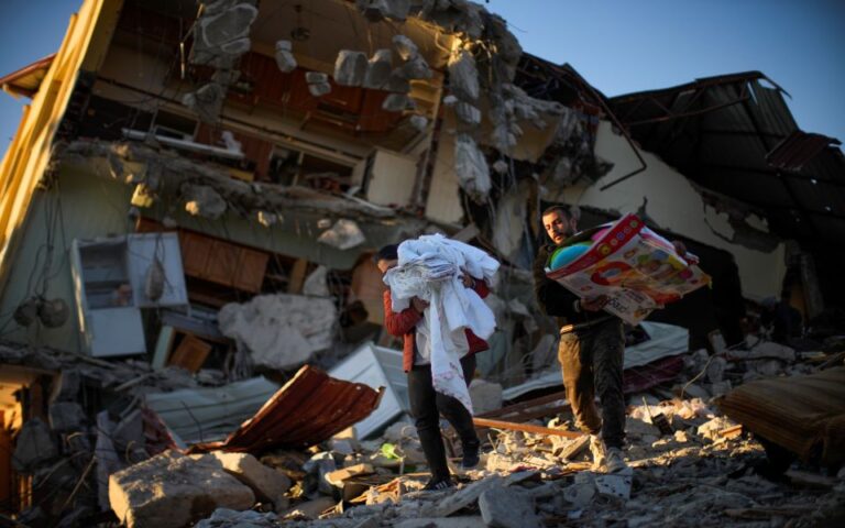 Τουρκία: Άνδρας διασώθηκε από τα συντρίμμια,11 ημέρες μετά τον φονικό σεισμό