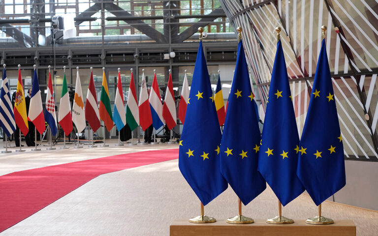 ΕΕ: Συμφωνία των «27» για επιβολή πλαφόν στα ρωσικά πετρελαϊκά προϊόντα