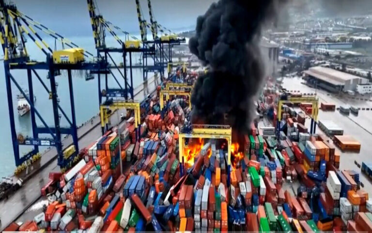 Σεισμός στην Τουρκία: Κατασβέστηκε η πυρκαγιά στο λιμάνι του Ισκεντερούν