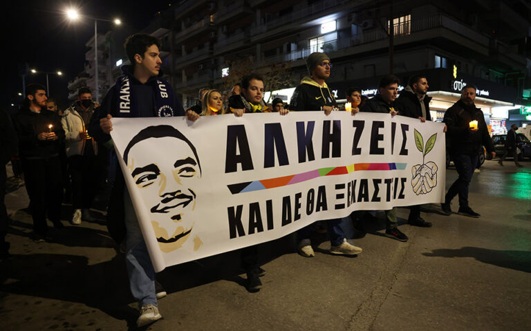 Θεσσαλονίκη: Χιλιάδες κόσμου στη «σιωπηρή» πορεία μνήμης για τον Άλκη Καμπανό