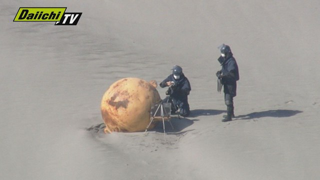 «Αυγό Γκοτζίλα»: Μια μυστηριώδης σφαίρα ξεβράστηκε σε παραλία της Ιαπωνίας-1