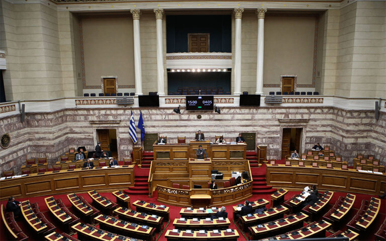 Βουλή: Ψηφίστηκε το νομοσχέδιο για τα μουσεία – Υψηλοί τόνοι για τις παραιτήσεις στο Εθνικό Θέατρο