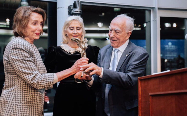 Ουάσιγκτον: Το βραβείο «ηγέτης» στον Άγγελο Τσακόπουλο – Το παρέδωσε η Νάνσυ Πελόζι