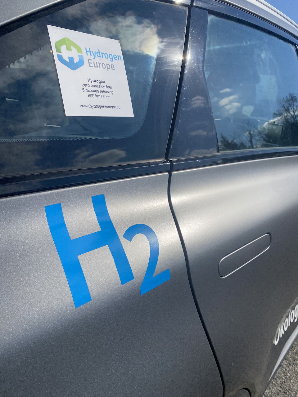 «Καθαρό νερό αντί για καυσαέριο»: Για πρώτη φορά αυτοκίνητο υδρογόνου στους ελληνικούς δρόμους-2