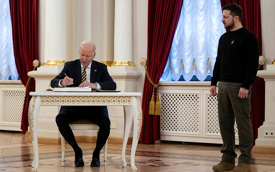 Ηταν «τεράστιο λάθος» του Πούτιν – Το μήνυμα και ο συμβολισμός της επίσκεψης Μπάιντεν στο Κίεβο-2