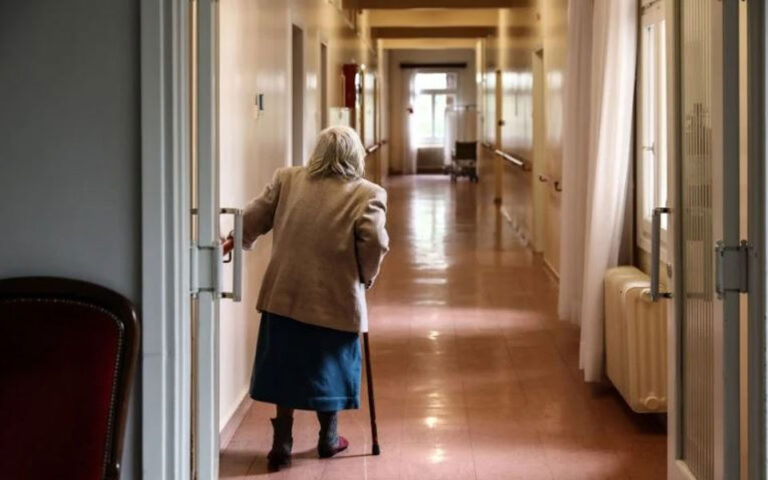 Νοσηλευτές στην «Κ»: «Η δουλειά σε οίκους ευγηρίας έχει ημερομηνία λήξεως»
