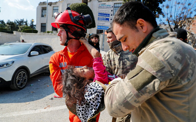 Σεισμός Τουρκία: Οι Έλληνες διασώστες δίνουν μάχη να απεγκλωβίσουν παιδί