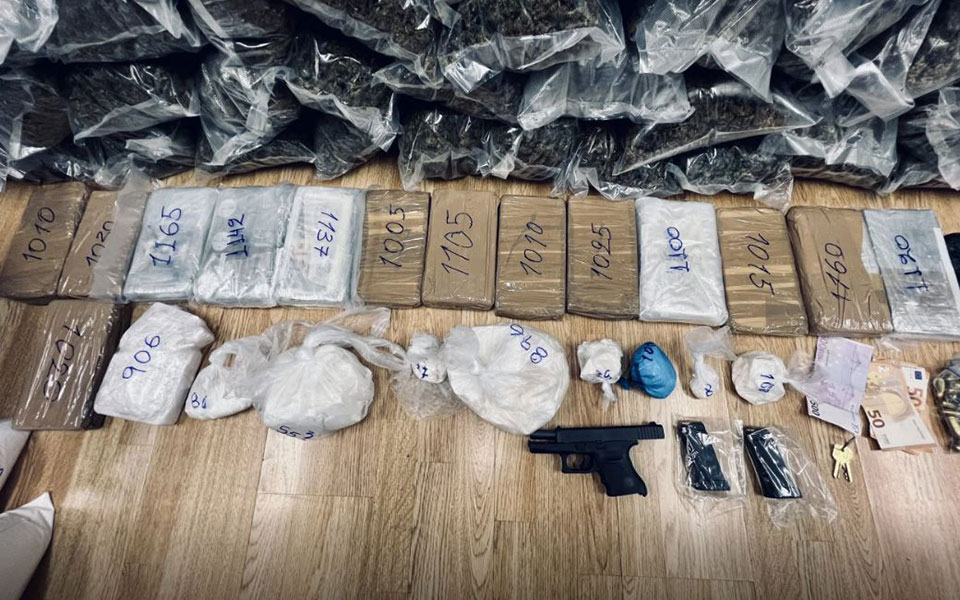 Στα «δίχτυα» της ΕΛ.ΑΣ. κύκλωμα ναρκωτικών –  Κατασχέθηκαν 17 κιλά κοκαΐνης και 122 κιλά κάνναβης-1