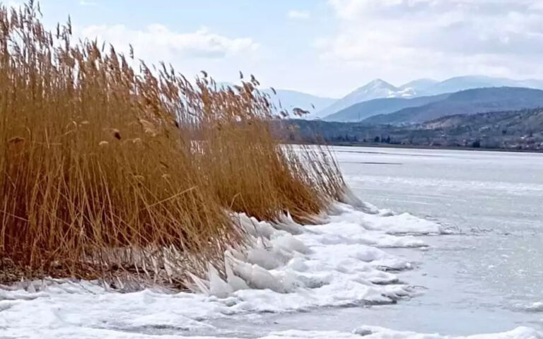 Φλώρινα: Στους -15 η θερμοκρασία – Πάγωσε η λίμνη Πετρών στο Αμύνταιο