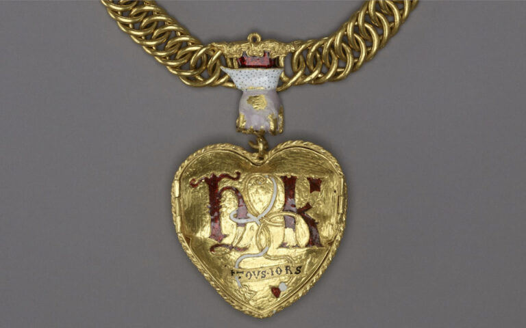 Ερασιτέχνης με ανιχνευτή μετάλλων βρήκε χρυσό μενταγιόν της εποχής των Τυδώρ