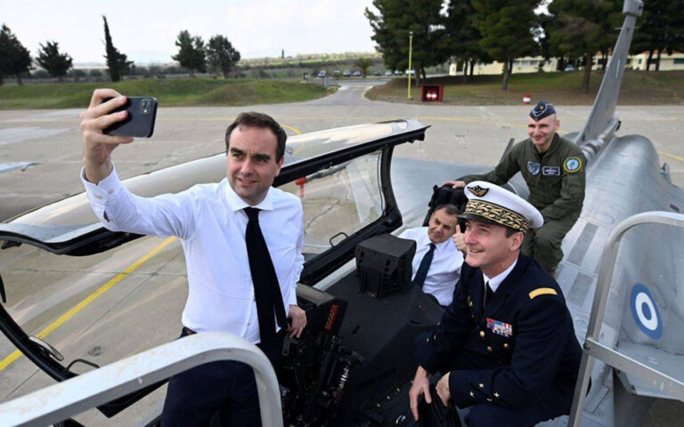 Ν. Παναγιωτόπουλος: Επίσκεψη στην Τανάγρα με τον Γάλλο ομόλογό του – Έβγαλαν selfie μέσα σε Rafale