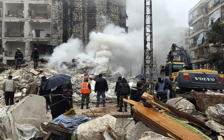 Σεισμός σε Τουρκία – Συρία: Πάνω από 2.600 νεκροί, μάχη με τον χρόνο για τους εγκλωβισμένους
