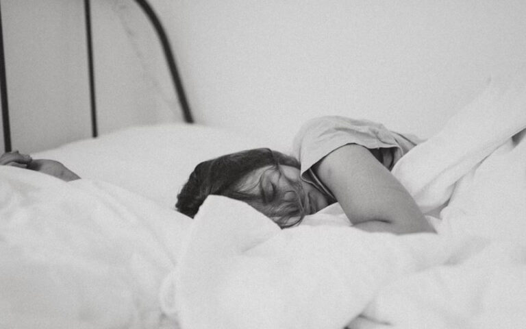 Κοιμάστε περισσότερες ώρες τον χειμώνα; – Υπάρχει επιστημονική εξήγηση