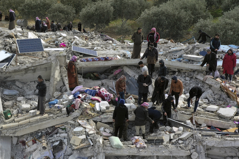 Σεισμός σε Τουρκία – Συρία: Πάνω από 2.300 νεκροί, μάχη με τον χρόνο για τους εγκλωβισμένους-1