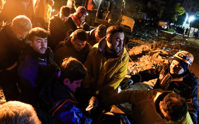 Σεισμός σε Τουρκία και Συρία: Πάνω από 4.300 νεκροί – Αναζητούν επιζώντες μέσα στη νύχτα