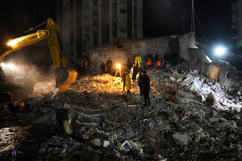 Σεισμός σε Τουρκία και Συρία: Πάνω από 3.600 νεκροί – Αναζητούν επιζώντες μέσα στη νύχτα-1