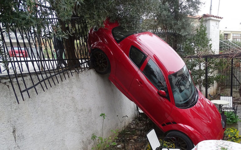Θεσσαλονίκη: Αυτοκίνητο κατέληξε σε αυλή σπιτιού (εικόνες)
