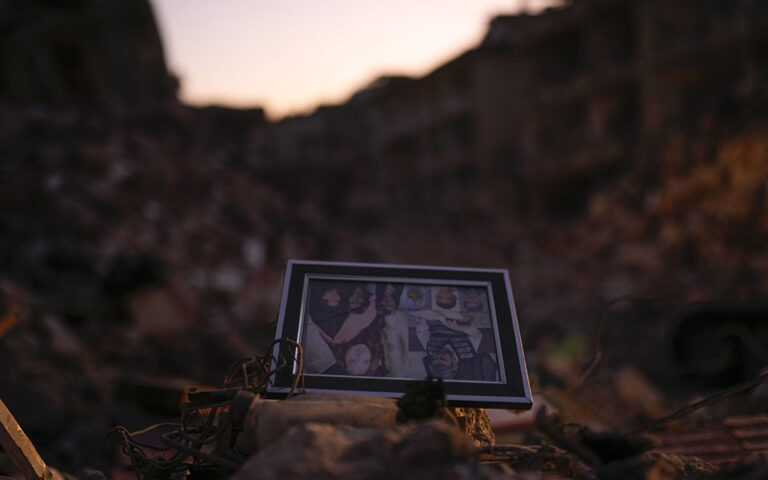 Σεισμός Τουρκία – Συρία: «Της έπιασα τα ποδαράκια για να τα ζεστάνω, όπως κάνω στον γιο μου»