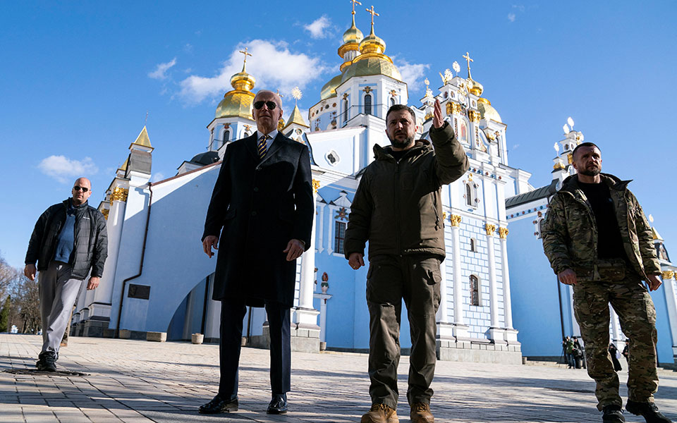 Ηταν «τεράστιο λάθος» του Πούτιν – Το μήνυμα και ο συμβολισμός της επίσκεψης Μπάιντεν στο Κίεβο-1