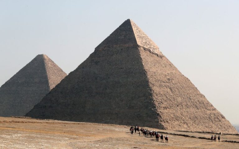 «Σπουδαία ανακάλυψη» στη Γκίζα: Οι πρώτες εικόνες από μυστικό διάδρομο στην Πυραμίδα του Χέοπα