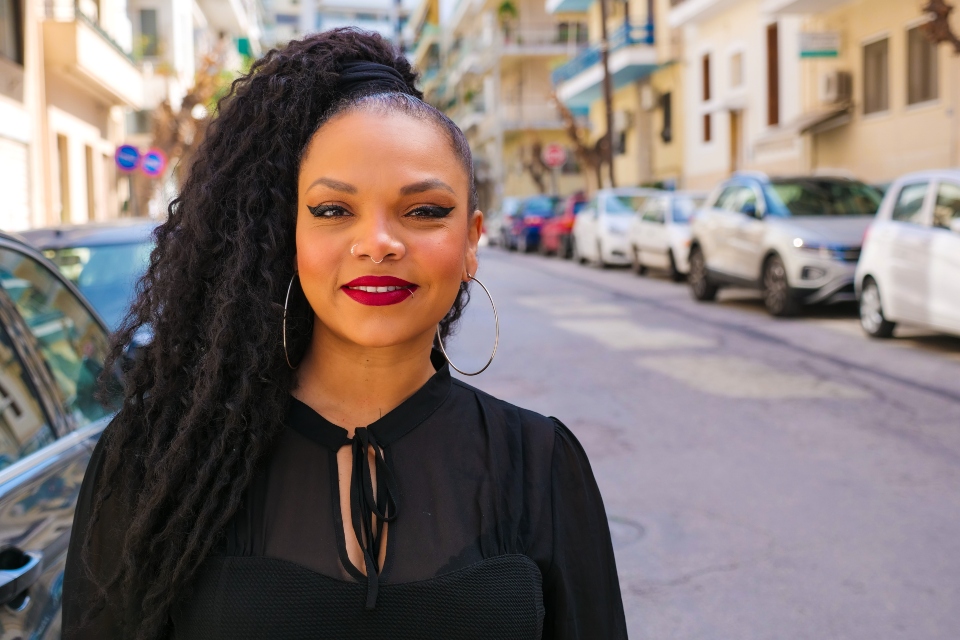 Ίντρα Κέιν στην «Κ»: «Θέλω οι Αφροέλληνες να γίνουν μια συνηθισμένη εικόνα παντού»-4