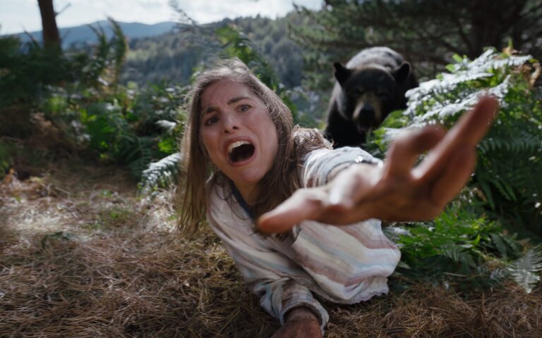 Οι νέες ταινίες της εβδομάδας: Αρκούδα σε… αμόκ, έρωτας σε κρίση