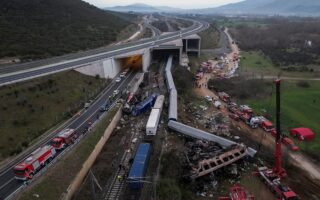 Τραγωδία στα Τέμπη: «Επί 45 ολόκληρα λεπτά έψαχναν να βρουν σε ποιο κομμάτι της διαδρομής βρίσκεται το τρένο»-1