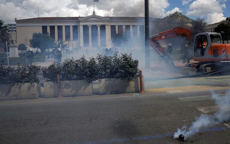 Νέος γύρος έντασης στο κέντρο της Αθήνας – Πέντε συλλήψεις για τα επεισόδια