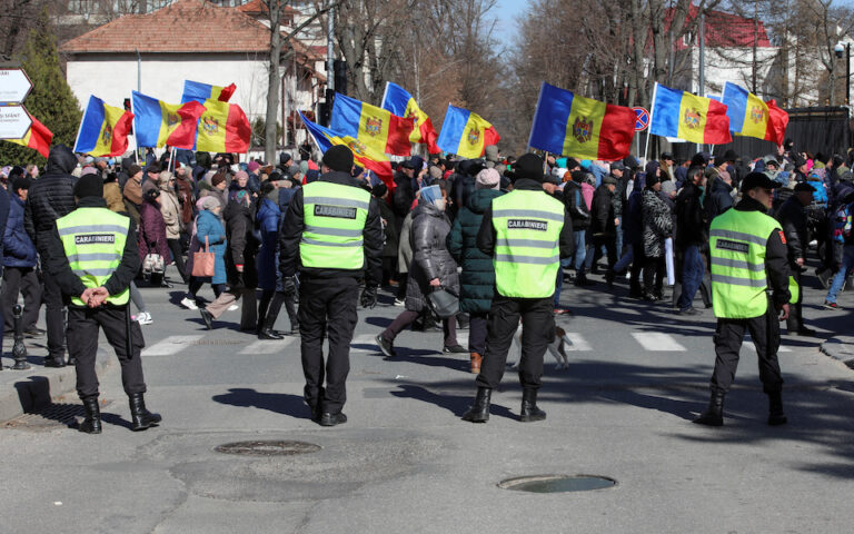 Μολδαβός υπουργός Αμυνας: Αντιμετωπίζουμε «υβριδικό πόλεμο» από τη Ρωσία