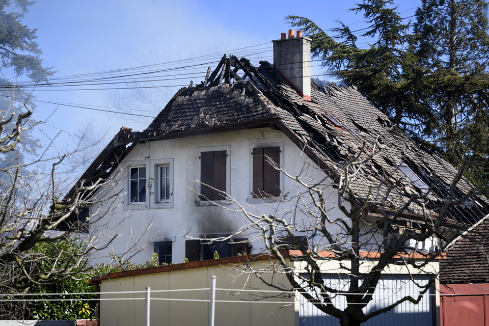 Ελβετία: Πέντε μέλη μιας οικογένειας βρέθηκαν νεκρά από σφαίρα μέσα στο καμένο σπίτι τους-1