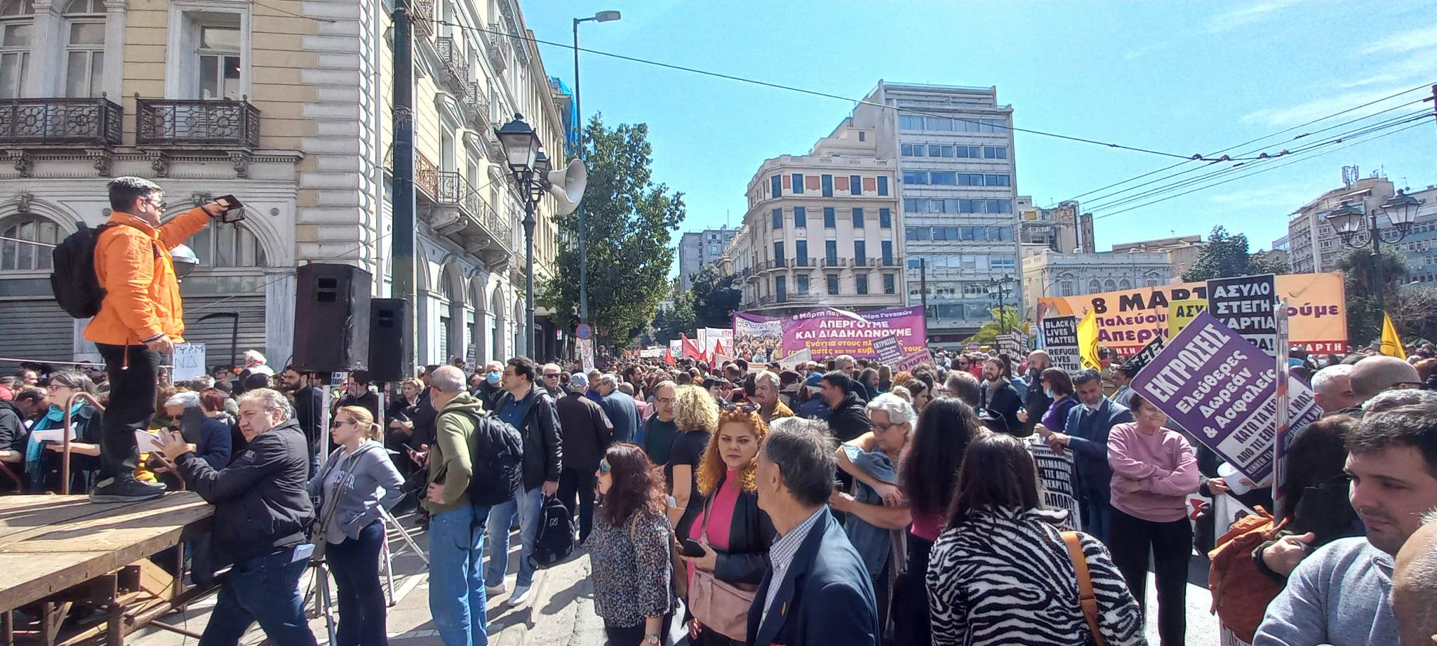 Μαζικές διαδηλώσεις για την τραγωδία στα Τέμπη – Βανδαλισμοί στο κέντρο της Αθήνας-9