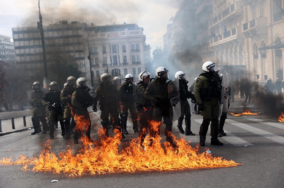 Επεισόδια στο κέντρο της Αθήνας μετά το συλλαλητήριο για τα Τέμπη-3