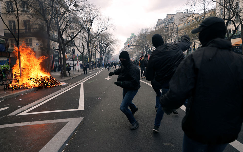 Γαλλία: Διαδηλώσεις σε όλη τη χώρα κατά της μεταρρύθμισης Μακρόν – Συγκρούσεις με την αστυνομία-11