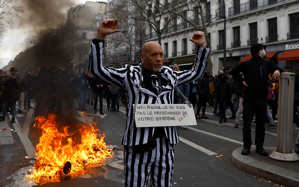 Γαλλία: Διαδηλώσεις σε όλη τη χώρα κατά της μεταρρύθμισης Μακρόν – Συγκρούσεις με την αστυνομία-12